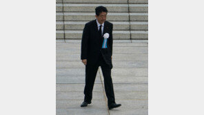 건강이상설 아베, 15분 회견뒤 자리 떠