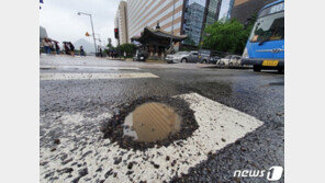 “아차 하다 꽝”…도로 곳곳 파임 현상 포트홀 주의보