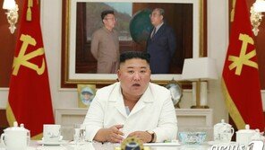 수해 현장 찾은 김정은, ‘국무위원장 양곡·물자’ 공급 지시