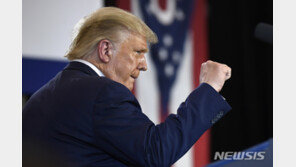 트럼프 하마터면…만나기로 한 주지사, 직전 ‘무증상 양성’