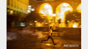 베이루트 시위대 “부패한 우리 정부 지원말라” 절규…군, 최루탄 발사