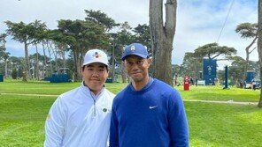 ‘우상’ 우즈와 기념사진 ‘찰칵’…김주형 “꿈 이루어졌다”