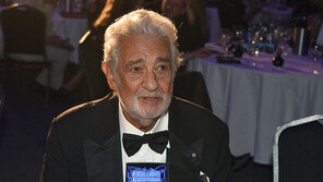 ‘성추문’ 도밍고, 오스트리아서 공로상…코로나 완치 후 첫 공식 석상