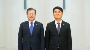 文대통령 “개인정보 침해 두려움, 현실서 검증해야”