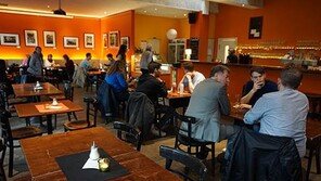 카페 이용 까다로워졌다…“반드시 마스크 착용하고 대화해야”