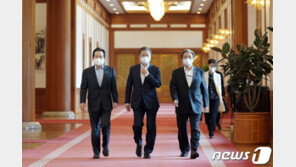 비서실장·5수석 첫 일괄사표…착잡한 靑 “어떤 말씀을 드리겠나”