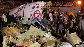 인도 여객기 착륙 사고로 두동강…조종사 2명 포함 16명 사망