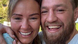 UFC 떠난 맥그리거, 12년 연인 데블린과 결혼한다…약혼 소식 전해