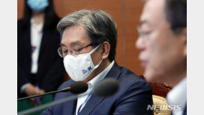 “몸통 놔두고 꼬리만 자르나”… 靑내부서도 ‘노영민 유임론’ 비판