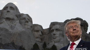 트럼프, 러시모어산에 얼굴 추가?…백악관서 절차 확인
