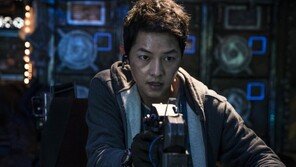 송중기, ‘승리호’ 조종사 변신…“캐릭터를 창조하는 배우”