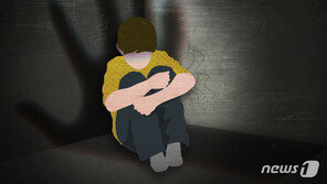 ‘10살 아들 머리채 끌고 흉기 위협’ 친모 영장 반려…“보완수사 필요”