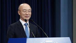 인사없이 靑 떠난 김조원에…진중권 “강남 집값 오른다는 신념 표현”