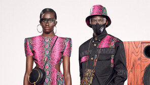 ‘패션 룩북’에 마스크가 안 보이네