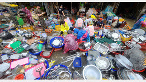 흙탕물에 잠긴 식기, 닦고 또 닦고…