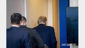 트럼프, 백악관 인근 총격에 긴급퇴장…“누군가 총에 맞았다”