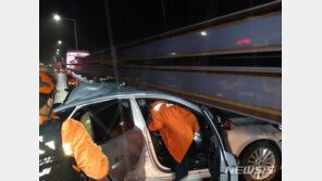 경부고속도로서 택시가 25t 화물차 추돌…2명 숨져