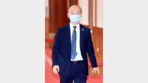 수보회의 불참 김조원, 인사도 없이 퇴장