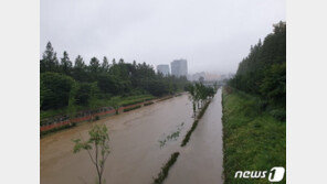 “통제선 있어도 달린다” 우중 러닝…“그러다 큰 일 납니다”
