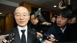 인사도 않고 떠난 김조원 수석…여권 “처신 잘못” 부글