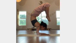 이효리, 고난도 요가로 정신 수련 “나만의 중심 잡기”