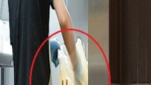 “포장용 비닐에 음식 버무려”…유명 치킨 프랜차이즈 ‘위생 논란’