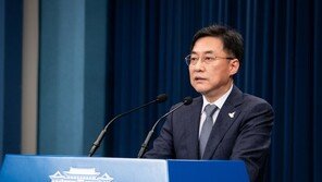 靑 대변인 “김조원, 7일 사의표명 후 일 마무리하고 떠나…뒤끝퇴장 오해”