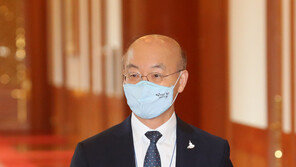 ‘뒤끝 퇴장’ 논란 김조원에 여권서도 비판 거세…“처신 제대로 못해”