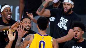 0.4초 남기고 결승 3점포… 레이커스 환호