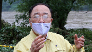 홍남기 “고용상황 나아지는 게 ‘팩트’지만…코로나 이전 회복까진 멀어”