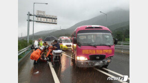 자동차운전학원 버스, 빗길에 가드레일 충격…5명 부상