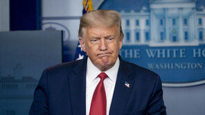 “트럼프, 에스퍼 국방장관 경질 놓고 참모들과 비밀회동”