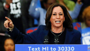 흑인-인도계 혼혈… 법률가 거쳐 정계 뛰어든 ‘여성 오바마’