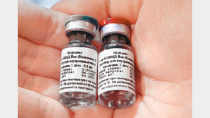 ‘백신 패권주의’ 불붙인 러… 美 “중요한건 최초보다 안전” 일침