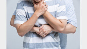 사탕먹다 쓰러진 여성 살린 군인의 한 수…‘하임리히법’ 무엇?