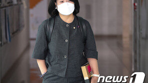   ‘정의연 의혹’ 윤미향, 첫 소환조사…14시간 30분 밤샘 조사