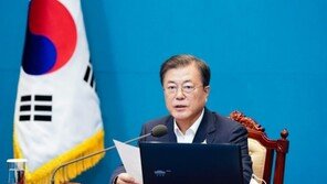 문 대통령 지지율 ‘40%대 붕괴’… 취임 후 최저치