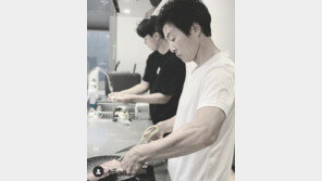 하희라 “아빠와 아들이 차려주는 밥상, 고마워”…최수종 父子 훈훈한 투샷