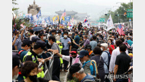 ‘광화문 집회’ 일부 참가자 충돌…물폭탄에 현장 이탈도