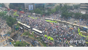 코로나19 우려 속…보수단체, 광화문 광장 가득 메워[청계천 옆 사진관] 