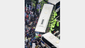 ‘광복절 집회’ 30명 체포…차량 돌진·경찰 폭행·해산 불응