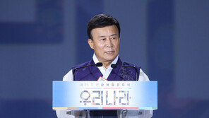 “친일파 파묘” “망나니짓”…김원웅 발언에 둘로 쪼개진 광복절
