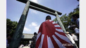‘역사’ 언급 없이 자위대 역할 확대 시사한 아베…관료들 야스쿠니 참배