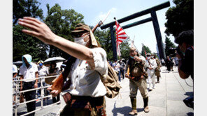 아베, 과거사 언급 없이 자위대 역할 확대 시사 현직 각료 4명은 4년만에 야스쿠니 집단 참배