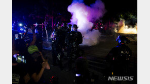 미 포틀랜드시위에 경찰 ‘폭동’선언, 진압장비 총동원