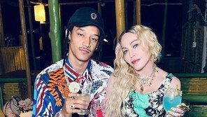 마돈나, 35세 연하 남친과 뜨거운 포옹 속 ‘62세 생파’