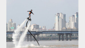 [휴일 한 컷]폭염 기승 한강서 즐기는 플라이보드