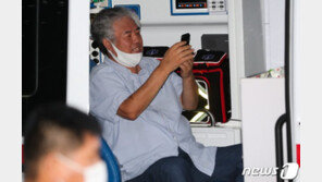 확진 판정에도…마스크 턱에 걸친채 구급차 탄 전광훈