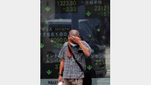 코로나에 최악 역성장, 아베 건강 이상설 확산… 경제-정치 혼돈속의 日