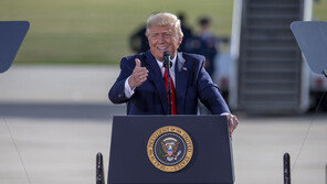 트럼프, ‘민주당 잔치’ 찬물 끼얹기…맞불 연설로 ‘맹공’